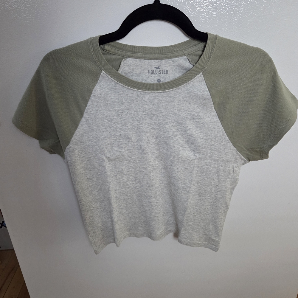 Hollister Women's Sage Green & Light Gray Cropped T-shirt